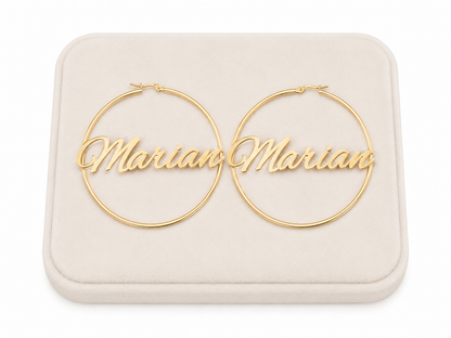 Aretes de aro personalizados color dorado con nombre Mariana.