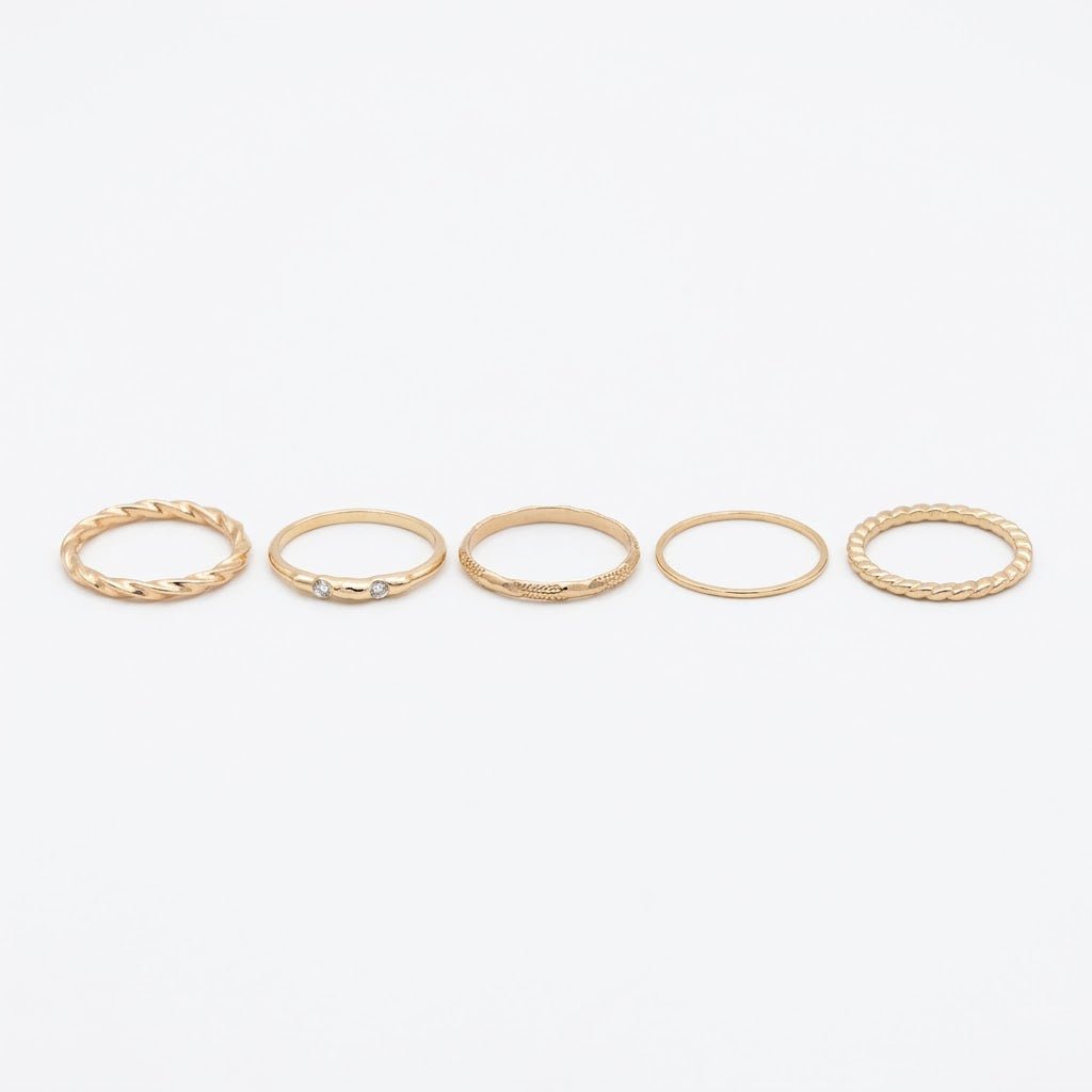 Set de 5 Anillos Dorados con Diseños Variados y Detalles Texturizados.