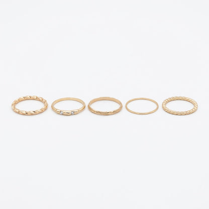 Set de 5 Anillos Dorados con Diseños Variados y Detalles Texturizados.