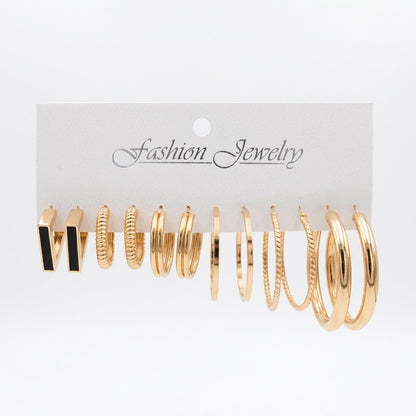 Set de aretes y ear cuffs dorados con diseños variados.